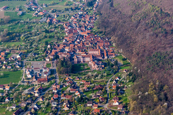 Vue aérienne de Vue des rues et des maisons dans les quartiers résidentiels à Oberbronn dans le département Bas Rhin, France