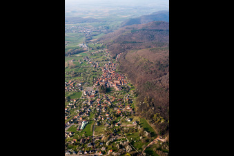 Vue aérienne de Vue des rues et des maisons dans les quartiers résidentiels à Oberbronn dans le département Bas Rhin, France