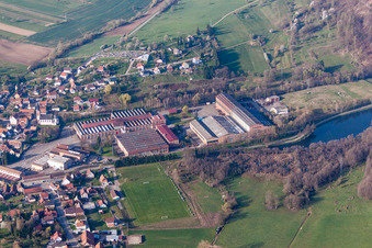 Vue aérienne de Locaux de l'usine De Dietrich Process Systems à Zinswiller dans le département Bas Rhin, France