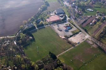 Vue aérienne de Stade municipal à Durrenbach dans le département Bas Rhin, France