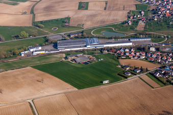 Vue aérienne de Halles de production à Soultz-sous-Forêts à Soultz-sous-Forêts dans le département Bas Rhin, France