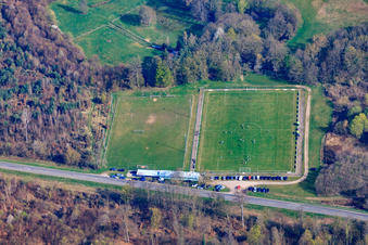Vue aérienne de Stade Municipal - FC Scheibenhard à Niederlauterbach dans le département Bas Rhin, France