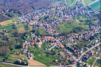 Vue aérienne de Vue du village des deux côtés de la rivière frontalière Lauter dans le sud français et Scheibenhard dans le nord allemand Scheibenhardt à Scheibenhardt dans le département Rhénanie-Palatinat, Allemagne
