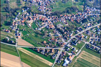 Vue aérienne de Rue de la Sixième Compagnie et Lauterbrücke à Scheibenhard dans le département Bas Rhin, France