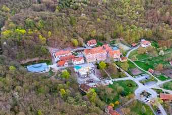 Vue aérienne de Bâtiment scolaire de l'internat Hermann-Lietz-Schule dans la forêt de Thuringe à le quartier Haubinda in Westhausen dans le département Thuringe, Allemagne