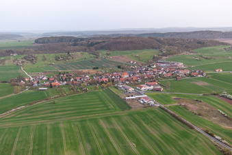 Vue aérienne de Vue sur le village à le quartier Linden in Straufhain dans le département Thuringe, Allemagne