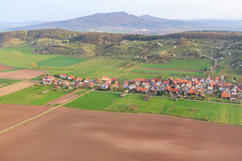 Vue aérienne de Vue du village depuis le sud devant le Schlechtsarter Suisse à Schlechtsart dans le département Thuringe, Allemagne