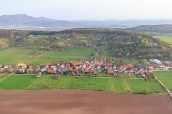 Vue aérienne de Vue du village depuis le sud devant le Schlechtsarter Suisse à Schlechtsart dans le département Thuringe, Allemagne