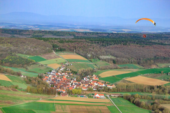 Vue aérienne de Vue du village depuis l'est à le quartier Gollmuthhausen in Höchheim dans le département Bavière, Allemagne