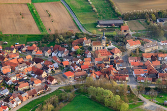 Vue aérienne de Château de Burggut Höchheim et église Saint-Michel à Höchheim dans le département Bavière, Allemagne
