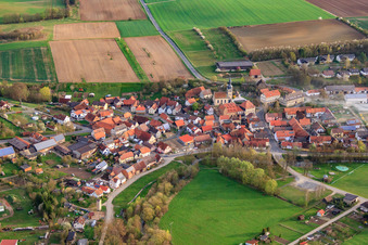Vue aérienne de Château de Burggut Höchheim et église Saint-Michel à Höchheim dans le département Bavière, Allemagne