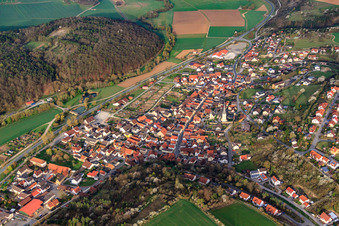 Vue aérienne de Vue du village depuis l'est sur la Saale franconienne à Hollstadt dans le département Bavière, Allemagne