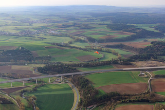 Vue aérienne de Pont de l'A71 sur la Saale franconienne à Hollstadt dans le département Bavière, Allemagne