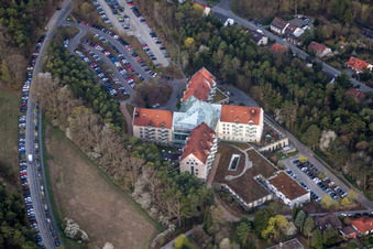 Vue oblique de Terrain de l'hôpital Clinique neurologique Bad Neustadt an der Saale à le quartier Herschfeld in Bad Neustadt an der Saale dans le département Bavière, Allemagne