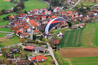Vue aérienne de Vue du village depuis l'ouest à le quartier Bahra in Mellrichstadt dans le département Bavière, Allemagne