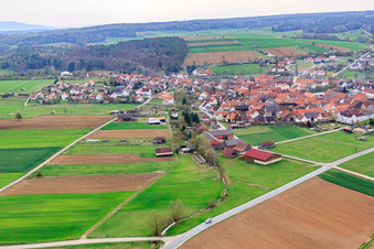 Vue aérienne de Vue du village depuis le nord-ouest à Hendungen dans le département Bavière, Allemagne