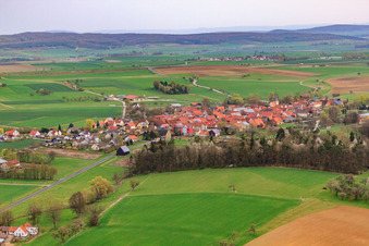 Vue aérienne de Vue du village depuis le sud à le quartier Sondheim in Mellrichstadt dans le département Bavière, Allemagne