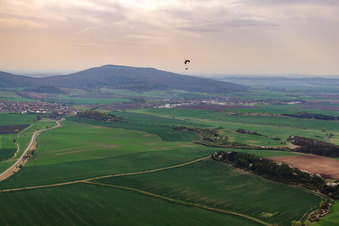 Vue aérienne de Vue du village devant les Gleichberge à Römhild dans le département Thuringe, Allemagne