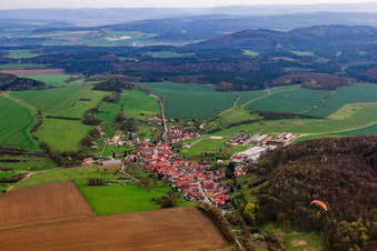 Vue aérienne de Vue du village depuis l'ouest à Dingsleben dans le département Thuringe, Allemagne