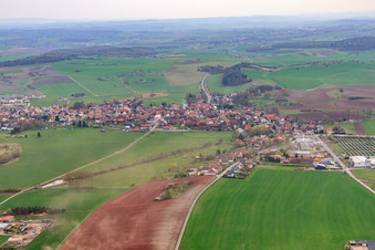 Vue aérienne de Champs agricoles et terres agricoles à le quartier Streufdorf in Straufhain dans le département Thuringe, Allemagne