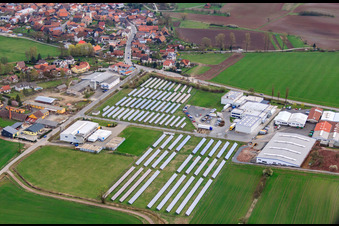 Vue aérienne de Systèmes photovoltaïques agricoles dans le parc industriel avec BRAUNE Kunststofftechnik GmbH & Co KG, Bedien-Concept GmbH et EMS Straufhain GmbH usines électriques et métalliques à le quartier Streufdorf in Straufhain dans le département Thuringe, Allemagne