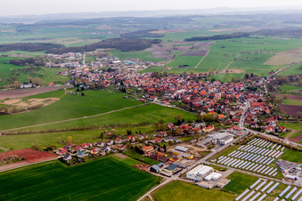 Vue aérienne de Champs agricoles et terres agricoles à le quartier Streufdorf in Straufhain dans le département Thuringe, Allemagne