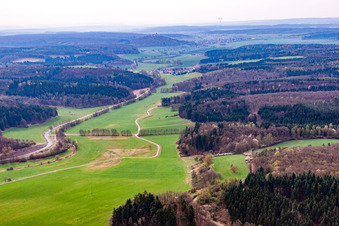 Vue aérienne de Prairies dans le champ funéraire à le quartier Seidingstadt in Straufhain dans le département Thuringe, Allemagne