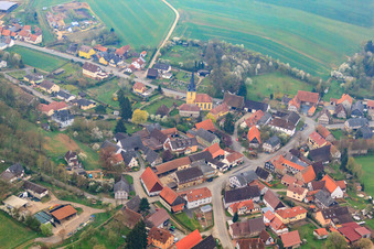 Vue aérienne de Ancienne Poststr à le quartier Gleußen in Itzgrund dans le département Bavière, Allemagne