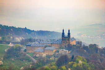 Vue aérienne de Monastère de Banz avec l'église du monastère Saint-Denys et Saint-Pierre sur une montagne au-dessus du Main à le quartier Unnersdorf in Bad Staffelstein dans le département Bavière, Allemagne
