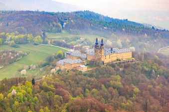 Photographie aérienne de Monastère de Banz avec l'église du monastère Saint-Denys et Saint-Pierre sur une montagne au-dessus du Main à le quartier Unnersdorf in Bad Staffelstein dans le département Bavière, Allemagne