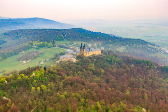 Vue oblique de Monastère de Banz avec l'église du monastère Saint-Denys et Saint-Pierre sur une montagne au-dessus du Main à le quartier Unnersdorf in Bad Staffelstein dans le département Bavière, Allemagne