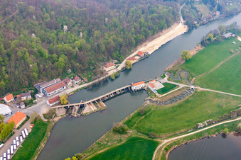 Vue aérienne de Écluses sur les rives du Main dans le district de Hausen à le quartier Schönbrunn in Bad Staffelstein dans le département Bavière, Allemagne