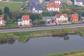 Vue aérienne de Schloß-Banz-Straße sur le Main à le quartier Kösten in Lichtenfels dans le département Bavière, Allemagne