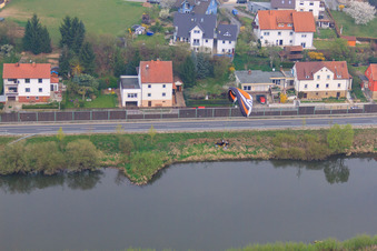 Vue aérienne de Schloß-Banz-Straße sur le Main à le quartier Kösten in Lichtenfels dans le département Bavière, Allemagne