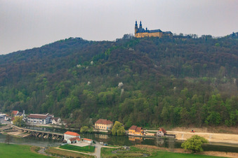 Monastère de Banz avec l'église du monastère Saint-Denys et Saint-Pierre sur une montagne au-dessus du Main à le quartier Unnersdorf in Bad Staffelstein dans le département Bavière, Allemagne d'en haut