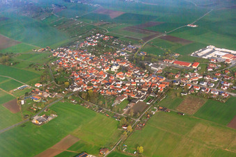 Vue aérienne de Vue de la ville depuis le nord à Sulzdorf an der Lederhecke dans le département Bavière, Allemagne