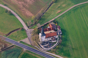 Vue aérienne de Saint-Nicolas sur la B279 à le quartier Obereßfeld in Sulzdorf an der Lederhecke dans le département Bavière, Allemagne