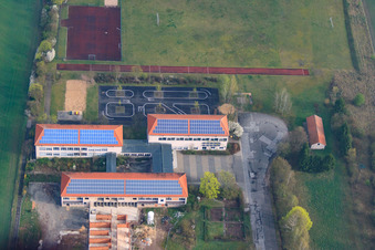 Vue aérienne de École associative École primaire Untereßfeld Bad Königshofen -Untereßfeld à le quartier Untereßfeld in Bad Königshofen im Grabfeld dans le département Bavière, Allemagne