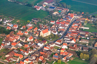 Vue aérienne de Saint Jean-Baptiste et Saint Aquilin à le quartier Untereßfeld in Bad Königshofen im Grabfeld dans le département Bavière, Allemagne