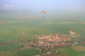 Vue aérienne de Vue du village depuis l'est à le quartier Gabolshausen in Bad Königshofen im Grabfeld dans le département Bavière, Allemagne