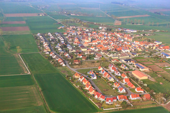 Vue aérienne de Vue du village depuis l'est à le quartier Merkershausen in Bad Königshofen im Grabfeld dans le département Bavière, Allemagne