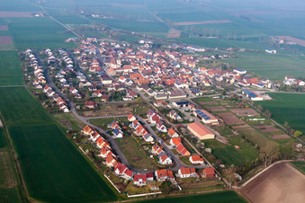 Vue aérienne de Chantiers de construction du nouveau quartier résidentiel d'une colonie de maisons unifamiliales à le quartier Merkershausen in Bad Königshofen im Grabfeld dans le département Bavière, Allemagne