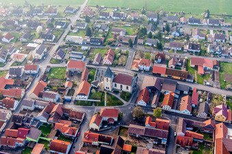 Vue aérienne de Église Saint-Martin Merkershausen au centre du village à le quartier Merkershausen in Bad Königshofen im Grabfeld dans le département Bavière, Allemagne