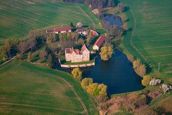 Vue oblique de Bâtiments et parc du château - installations du château à douves Brennhausen à le quartier Brennhausen in Sulzdorf an der Lederhecke dans le département Bavière, Allemagne