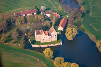 Bâtiments et parc du château - installations du château à douves Brennhausen à le quartier Brennhausen in Sulzdorf an der Lederhecke dans le département Bavière, Allemagne d'en haut