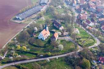 Vue aérienne de Église à Hellingen à le quartier Rieth in Heldburg dans le département Thuringe, Allemagne