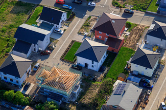 Nouvelle zone de développement Est (Im Holderbusch) à Minfeld dans le département Rhénanie-Palatinat, Allemagne d'en haut