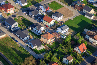 Nouvelle zone de développement Est (Im Holderbusch) à Minfeld dans le département Rhénanie-Palatinat, Allemagne d'un drone