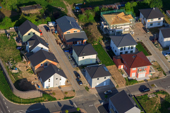 Nouvelle zone de développement Est (Im Holderbusch) à Minfeld dans le département Rhénanie-Palatinat, Allemagne d'en haut