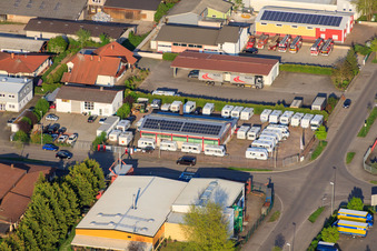 Vue oblique de Service de voitures et de caravanes Messinger à le quartier Minderslachen in Kandel dans le département Rhénanie-Palatinat, Allemagne